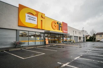 Façade d'un magasin GiFi fermé avec panneau de fermeture définitive dans une zone commerciale de banlieue française
